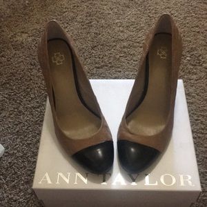 Black and Tan spectator pumps